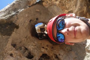 The classic through hole of Pequeño saltamontes, 5a at Gandia, Northern Costa Blanca.