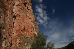 Simon Lake charging up the amazing Persiscrack, 6c Chulilla.
